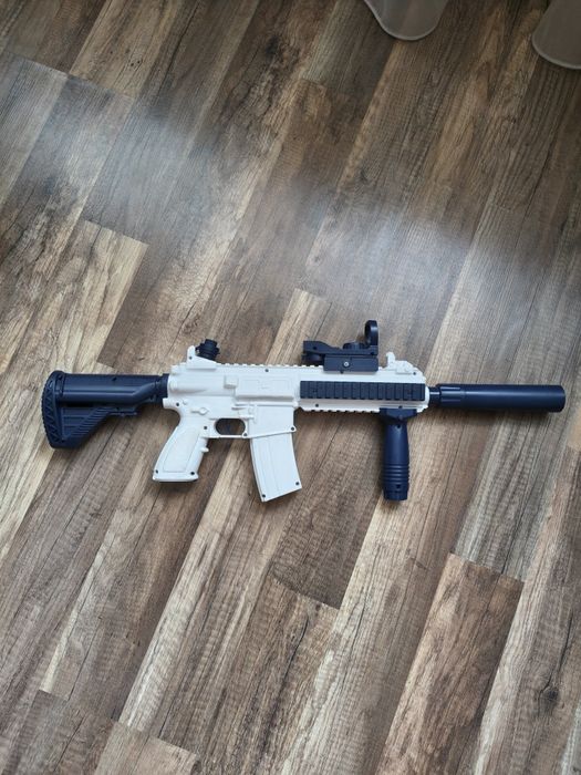 Електричний водяний пістолет