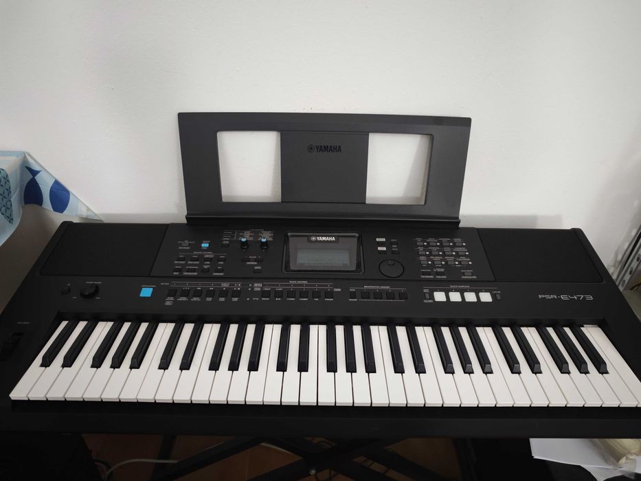 Piano yamaha E-473