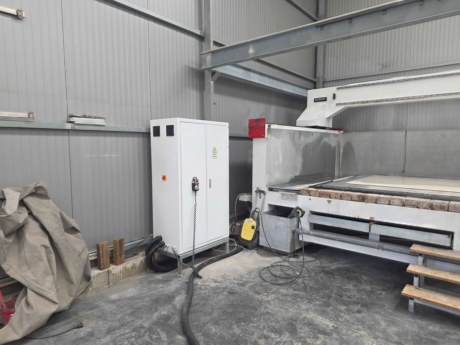 Maquina CNC 5 eixos corte de pedra como nova  Com sistema de filtragem