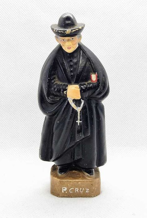 Estatueta religiosa em cerâmica representando Padre Cruz