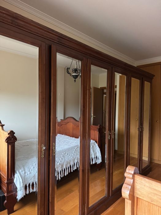 Armário de espelhos em madeira, com 6 portas