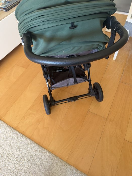 Carrinho de bebé compacto dobrável com amortecedores – bom estado