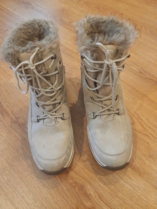 Продам женские ботинки