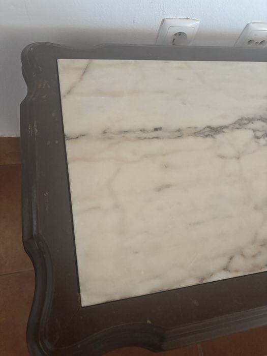Mesa de centro com tampo em mármore