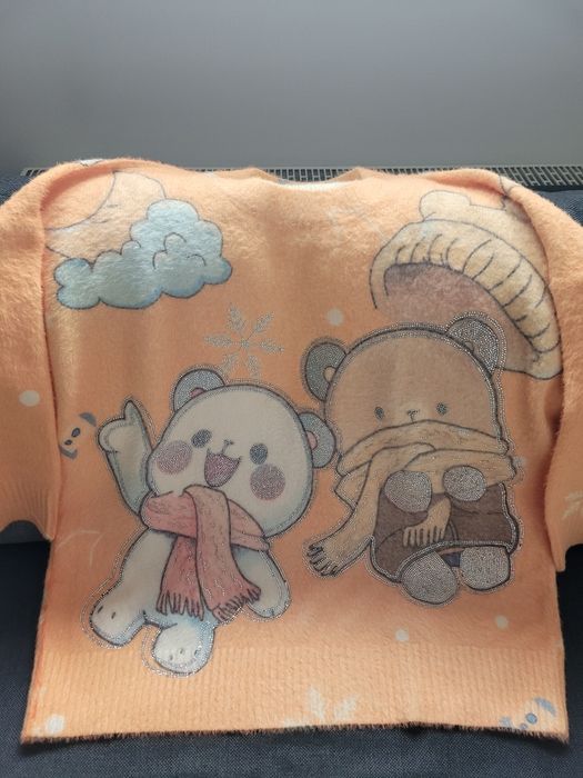 Sweter w misie zdobiony cyrkoniami