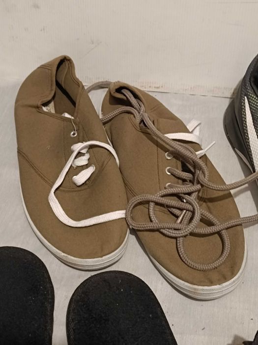 Conjunto calçado: sapatilhas, pantufas e chinelos