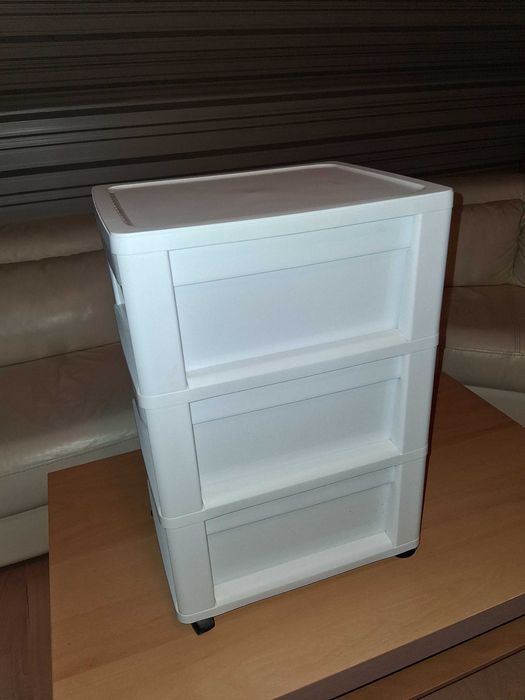 Organizer biały składany na kółkach.