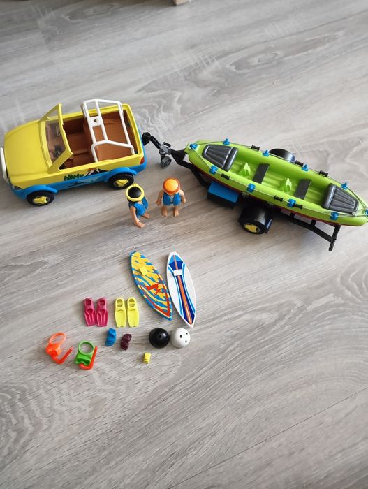 Auto z przyczepką i kajakiem