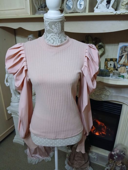 Кофточка розовая стильная ,смотрится шикарно