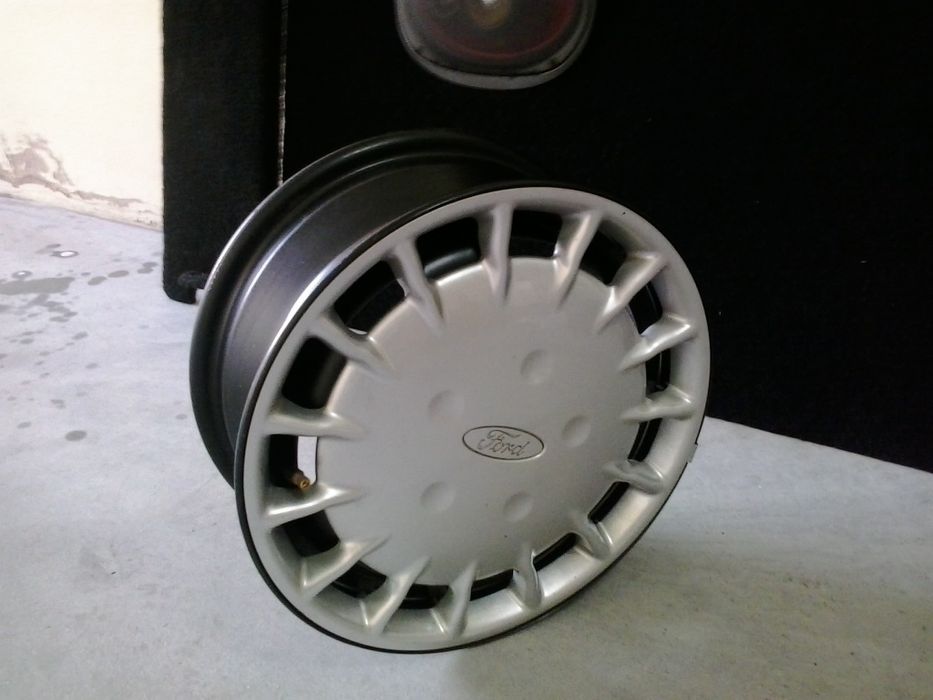 Chapeleira com colunas sony e jantes