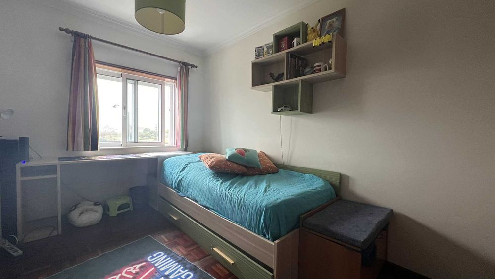 Cama individual com cama-gavetão  + estantes em madeira e secretária