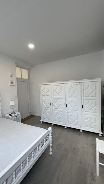 Quarto independente com porta para a rua, mobilado com WC privado, TV e despesas incluídas