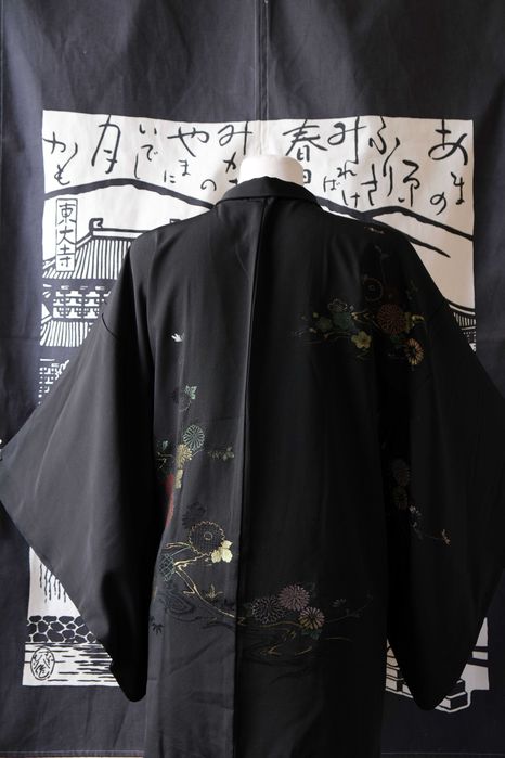 Japońskie jedwabne czarne haori narzutka na kimono vintage z wyszywanym wzorem w momiji kwiaty