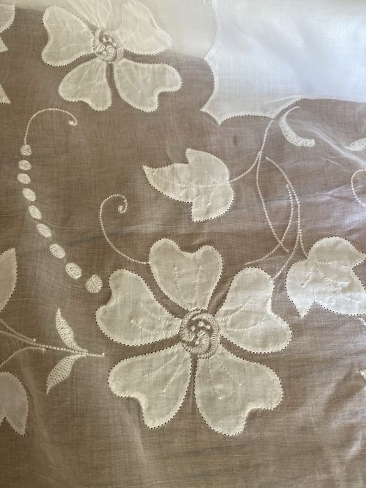 Toalha em organza e linho com guardanapos - bordado da Madeira