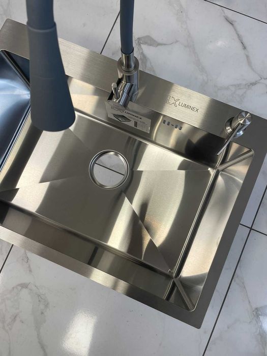 Кухонная мойка Luminex 6545 см и смеситель с гибким изливом серий