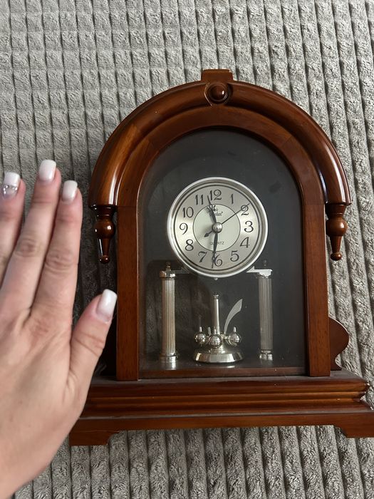 класичний настільний годинник