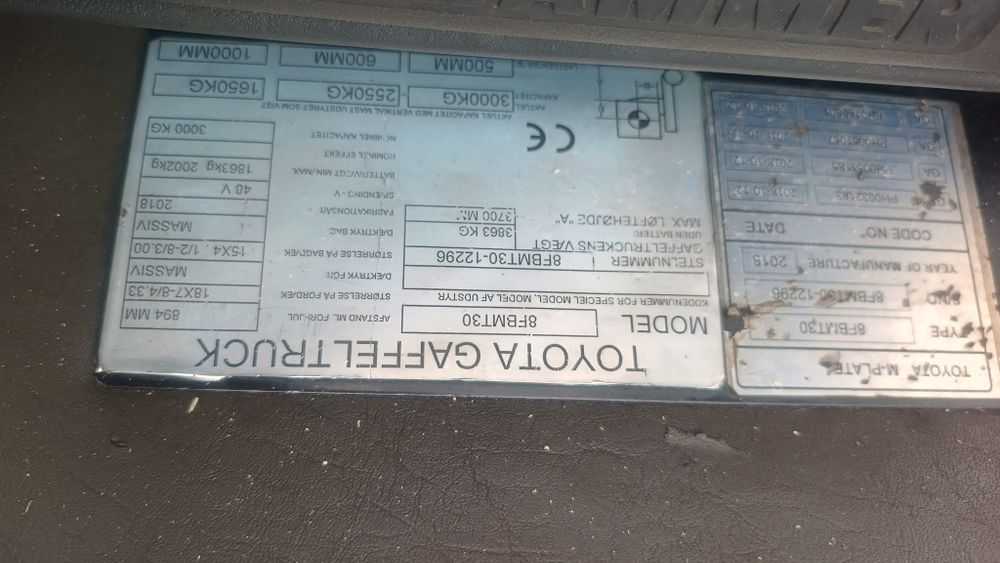 Wózek widłowy Toyota 8FBMT30 elektryczny