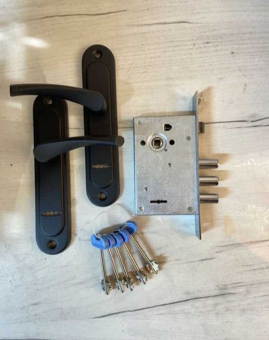 Замок врізний для металевих вуличних дверей на 5 ключів