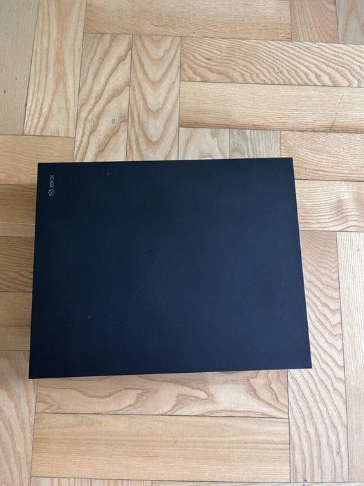 Xbox One X z dwoma padami i grami