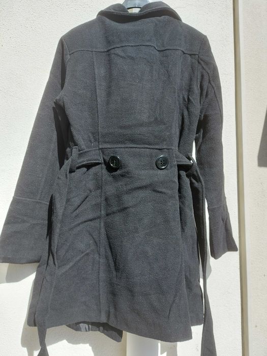 casaco cinza com cinto