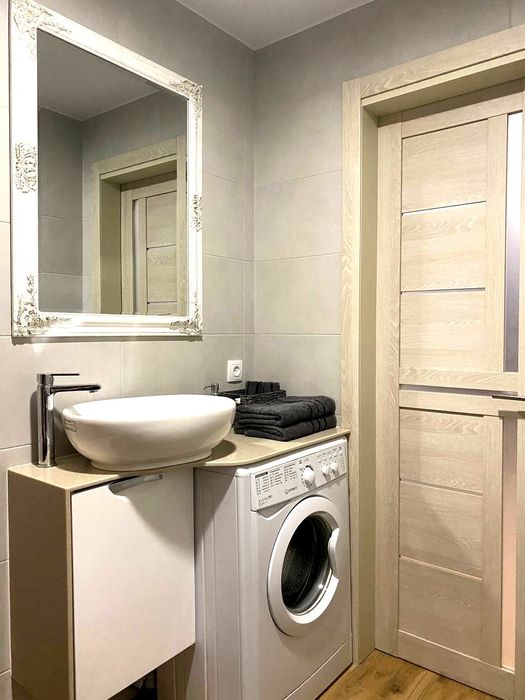 Світло не вимикають !2х-кім студія з креслом-гойдалкою та каміном на ц