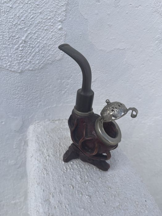 Cachimbo antigo em madeira trabalhado a mão .
