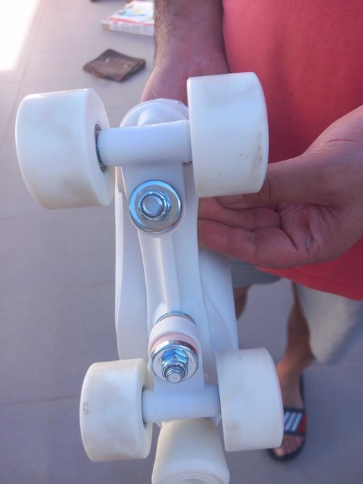 Patins 36 + capacete + protecoes xs + saco