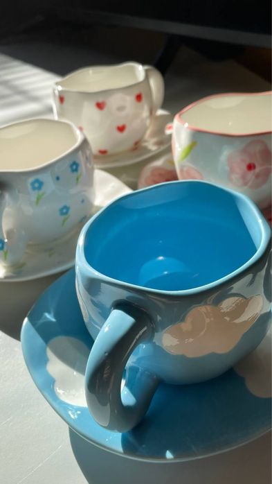 Чашка з блюдцем у пастельному дизайні