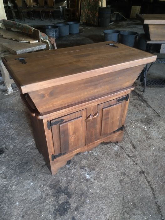 Restos do antigamente. Velharias em castanho maciço e peças decorativa