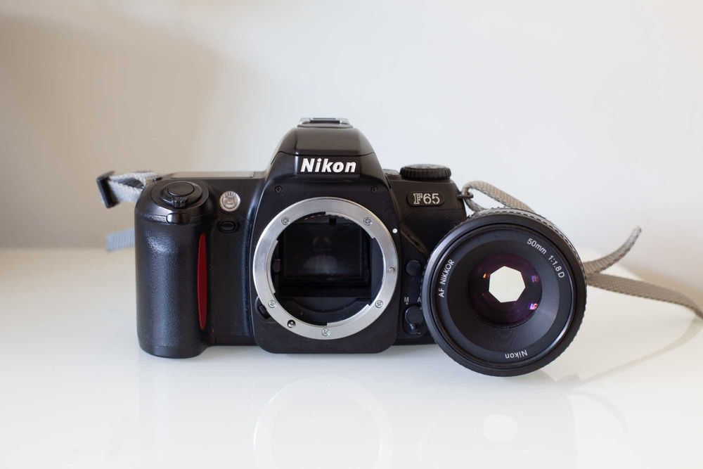 Câmara Fotográfica Analógica - Nikon F65 + OBJ. Nikon 50mm F1.8