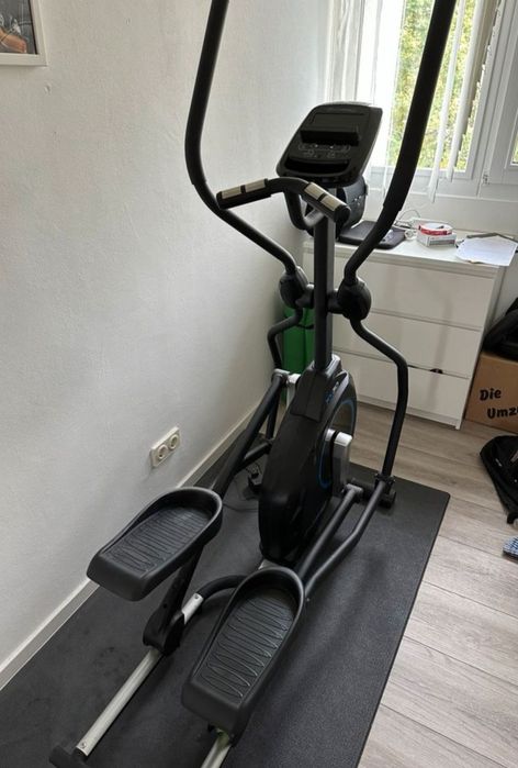 Kompaktowy orbitrek Cardiostrong fx30, idealny dla kobiet