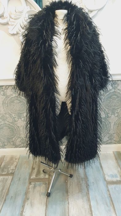Czarne piekne ,sztuczne futro z tzw .lamy
