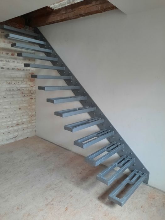 Schody wiszące wspornikowe - konstrukcja stalowa