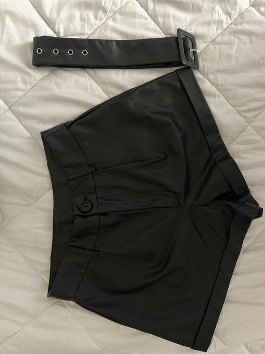 Short preto e castanho com cinto