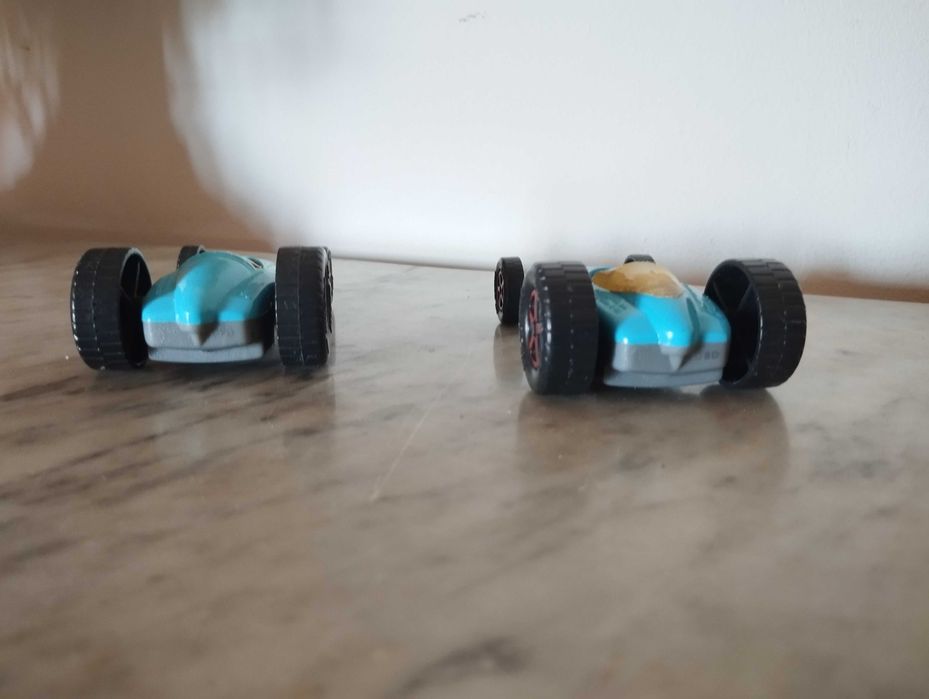 Carros de plástico colecionáveis.
