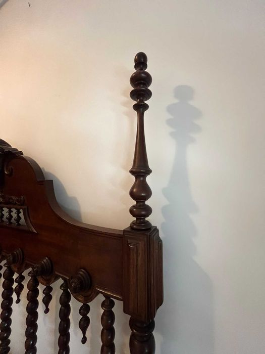 Conjunto de Quarto Clássico em Madeira Escura – Cama e Mesas de Cabeceira