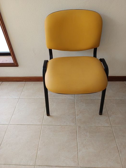 2 Cadeiras pretas ou amarelas em pele com mesa porta revistas
