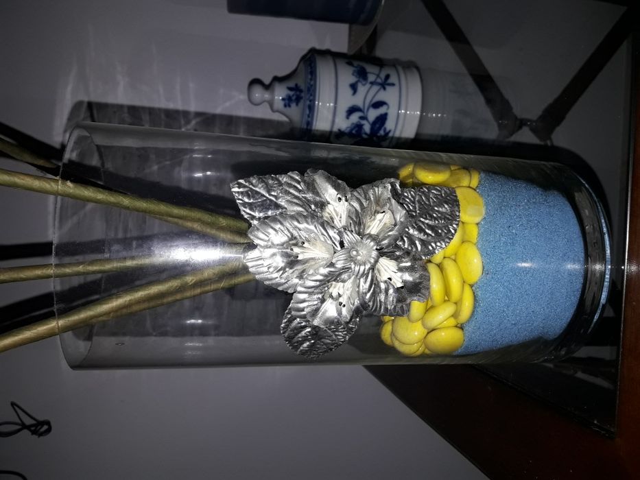 Jarra de vidro com flor em estanho