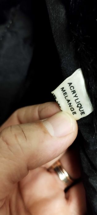 Casaco comprido pêlo preto.