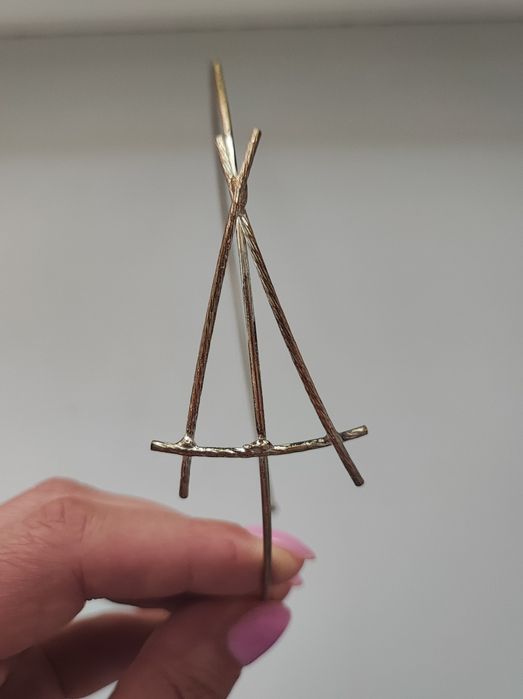 Обруч на голову з прикрасою.