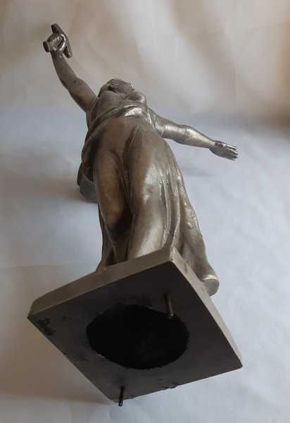 Большая статуэтка Родина-мать зовёт!