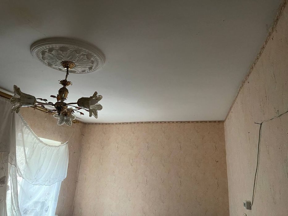 Продам 4-кімнатну квартиру з полисадником, гаражем і двором в Одесі.