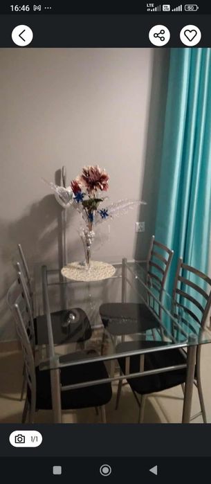 Nowy stół szklany z czterema krzesłami