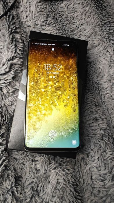 Samsung s 10 128gb. з чохлами.