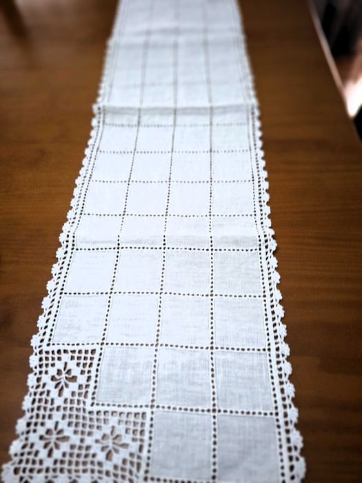 Conjunto de panos com renda branca e tecido