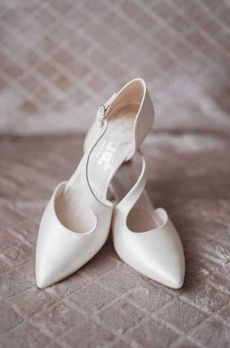 Ślubne perłowe szpilki z paskiem Irene Ivory BRILU