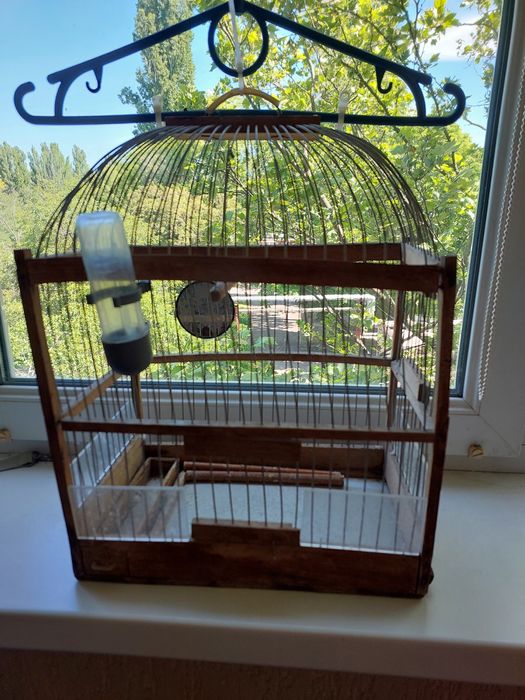 Продам клетку деревянную.