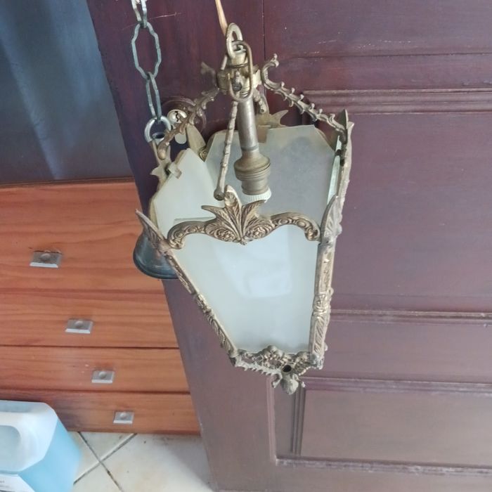 Lanterna em metal e vidro.