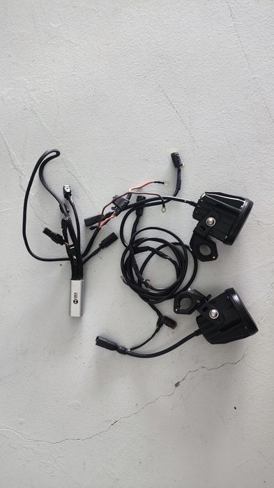 Faróis Auxiliares Vision X LED + Módulo HEX Innovate – Kit Completo para Moto