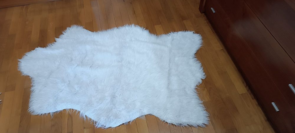 Tapete branco em forma animal